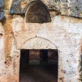 L�accesso � ornato da una croce greca e da una lunga epigrafe dedicatoria in latino che menziona i finanziatori della chiesa Giovanni, Alfano, Pietro e Paolo, il diacono Giovanni, maestro e costruttore e i sacerdoti Giaquinto e Rodelberto